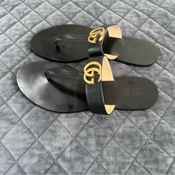 Gucci Sandals Women Size 42 or 12 GG Black Gold Leather Thong Shoe Flat T strap - Picture 11 of 13